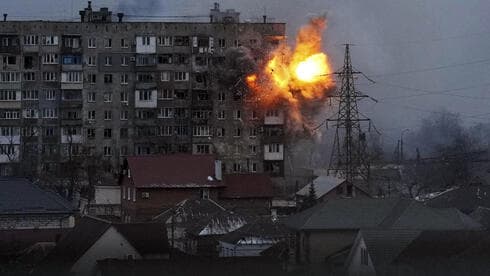 Un edificio en Mariupol recibe un impacto directo del fuego ruso.