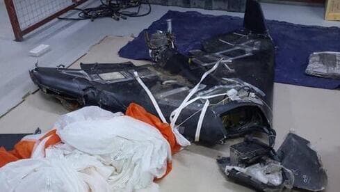 Dron iraní destruido en ataque contra fábrica de drones de Kermanshah. 