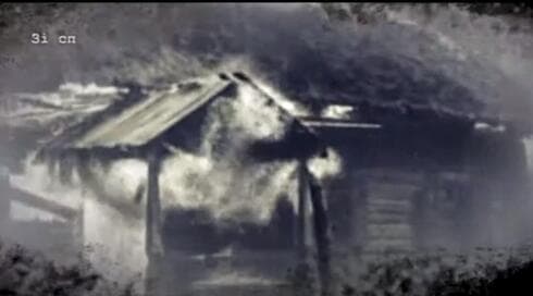 Una casa quemada por los nazis en Koryukovka.