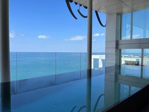La piscina infinita de la tercera planta de la suite del ático del Kempinski. (Shiri Hadar) La piscina infinita de la tercera planta de la suite del ático del Kempinski.