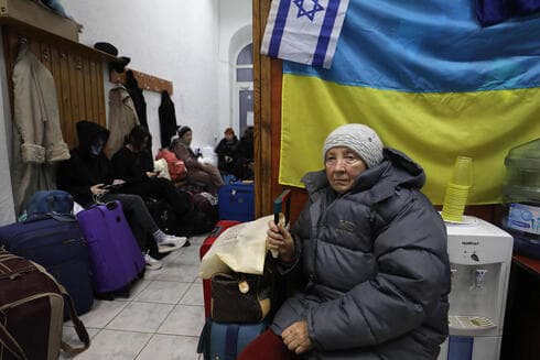Refugiados judíos ucranianos en una sinagoga de Moldavia. 