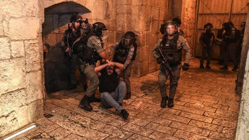 La policía de Jerusalem arresta a un hombre palestino durante los enfrentamientos del 2021. (Reuters) La policía de Jerusalén arresta a un hombre palestino durante los enfrentamientos del 2021.