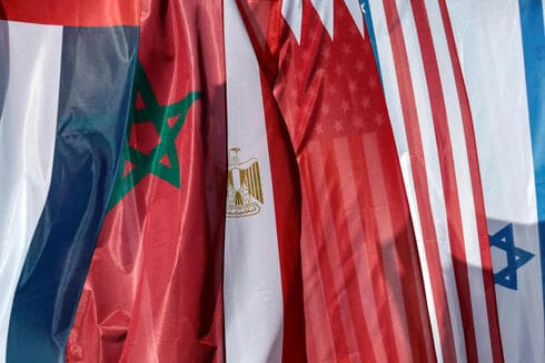 Banderas de los estados que participan de la Cumbre del Negev. 