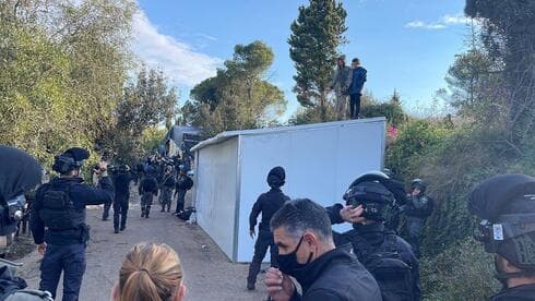 Agentes de policía derriban viviendas improvisadas en el puesto avanzado de Homesh. 