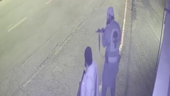 Los terroristas durante su ataque en Hadera el domingo. 