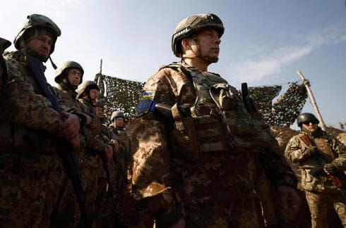 El coronel general Oleksandr Syrskyi, comandante de las fuerzas terrestres de Ucrania, visita a las tropas al norte de Kiev. (Reuters) El coronel general Oleksandr Syrskyi, comandante de las fuerzas terrestres de Ucrania, visita a las tropas al norte de Kiev.