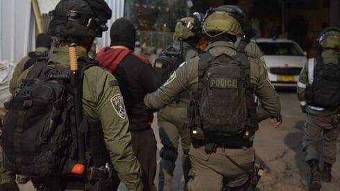 Las fuerzas de seguridad arrestan a un sospechoso en el norte de Israel. (Policía de Israel) Las fuerzas de seguridad arrestan a un sospechoso en el norte de Israel.