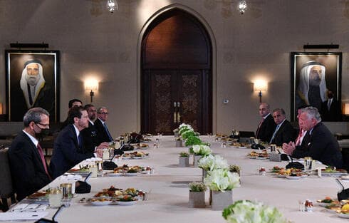 Reunión de las dos comitivas, con eje en la cooperación de seguridad en vísperas de Pésaj y Ramadán. (Haim Tzaj) Herzog Abdullah Jordania
