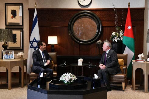 Herzog y Abdullah II, en una reunión a solas en el palacio real de Jordania. (Haim Tzaj) Herzog Abdullah Jordania