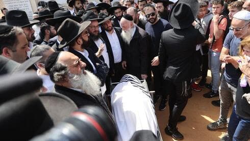 Funeral de Avishai Yehezkel, asesinado en el atentado terrorista del martes en Bnei Brak. (Moti Kimchi) Funeral de Avishai Yehezkel, asesinado en el atentado terrorista del martes en Bnei Brak.