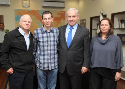 Noam, Gilad y Aviva Shalit con el entonces primer ministro Benjamin Netanyahu. 