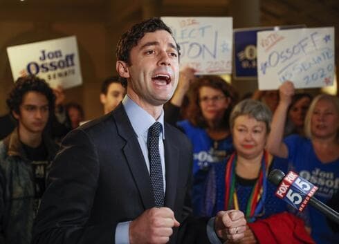 Jon Ossoff se dirige a los medios de comunicación y a sus simpatizantes tras clasificarse para la carrera al Senado contra el senador republicano David Perdue en Atlanta. (AP) Jon Ossoff se dirige a los medios de comunicación y a sus simpatizantes tras clasificarse para la carrera al Senado contra el senador republicano David Perdue en Atlanta.