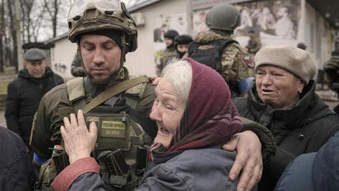 Una mujer abraza a un soldado ucraniano tras la retirada rusa de las afueras de Kiev. (AP) Una mujer abraza a un soldado ucraniano tras la retirada rusa de las afueras de Kiev.