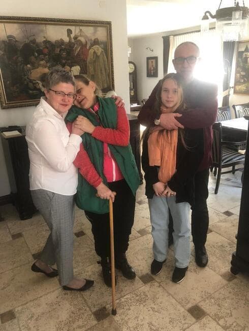 Elena y Ksenia con la delegación médica israelí. (Portavoz del Centro Médico Hadassah) Elena y Ksenia con la delegación médica israelí.