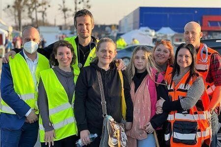 Elena y Ksenia con la delegación médica israelí. (Portavoz del Centro Médico Hadassah) Elena y Ksenia con la delegación médica israelí.