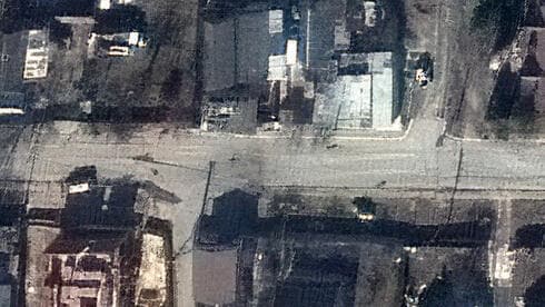 Una imagen satelital publicada por Maxar Technologies muestra una calle en Bucha, Ucrania, el 19 de marzo de 2022. 