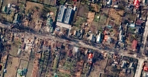Imagen satelital publicada por Maxar Technologies el 4 de abril de 2022 que muestra casas y vehículos destruidos en Bucha. (AFP) Imagen satelital publicada por Maxar Technologies el 4 de abril de 2022 que muestra casas y vehículos destruidos en Bucha.