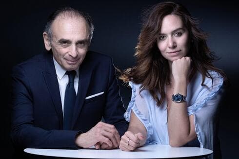 Eric Zemmour y Sarah Knafo durante una sesión de fotos en abril del 2021. 