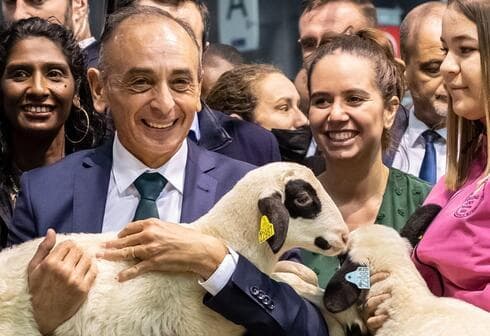 El candidato presidencial francés y su asesora durante una visita a una feria de agricultura en París, en marzo de 2022. (AFP) El candidato presidencial francés y su asesora durante una visita a una feria de agricultura en París, en marzo de 2022.