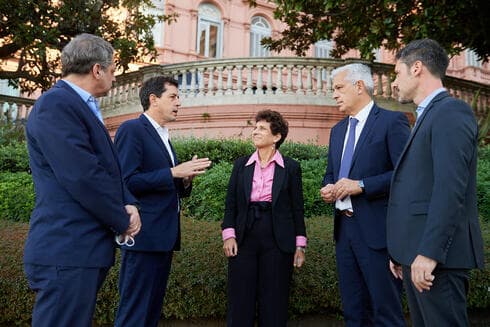 Los ministros De Pedro y Domínguez conversan en Casa Rosada con la embajadora israelí en Buenos Aires, Galit Ronen, una de las impulsoras del viaje que hará una nutrida delegación de políticos. 