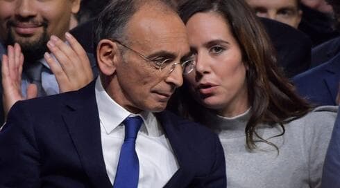 Eric Zemmour escucha a su asesora Sarah Knafo. 