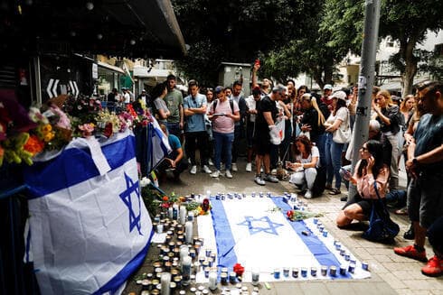 Con un Estado o con dos, lo que se vive hoy en Israel, Cisjordania y la Franja de Gaza es un estado de guerra latente, como el atentado de esta semana en Tel Aviv. (Reuters) Civiles celebran una vigilia y encienden velas en memoria de las víctimas en el pub de Tel Aviv donde se produjo el tiroteo.