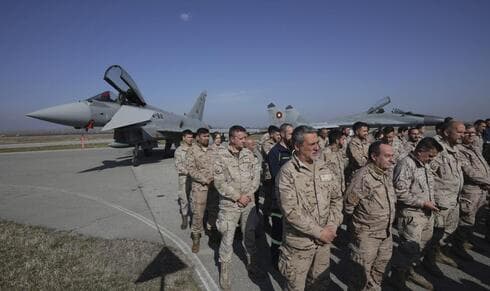 Un avión Eurofighter EF-2000 Typhoon II y personal de la fuerza aérea española se despliegan en Bulgaria. (AP) Un avión Eurofighter EF-2000 Typhoon II y personal de la fuerza aérea española se despliegan en Bulgaria.