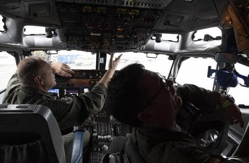 Los pilotos trabajan en la cabina de un avión AWACS en el aeropuerto militar de Melsbroek, Bélgica. (AP) Los pilotos trabajan en la cabina de un avión AWACS en el aeropuerto militar de Melsbroek, Bélgica.