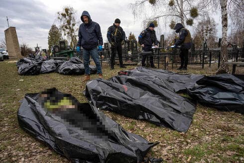 Cuerpos de ucranianos muertos en Bucha tras retirada rusa. 