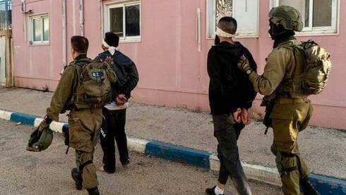Tropas de las FDI arrestan a sospechosos de terrorismo en Cisjordania el domingo. 