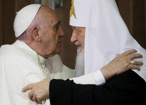 El Papa Francisco se saluda con el patriarca ortodoxo ruso Kirill después de firmar una declaración conjunta sobre unidad religiosa en La Habana, Cuba, en febrero de 2016. (Reuters) El Papa Francisco se saluda con el patriarca ortodoxo ruso Kirill después de firmar una declaración conjunta sobre unidad religiosa en La Habana, Cuba, en febrero de 2016.
