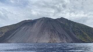 El volcán continúa en actividad.