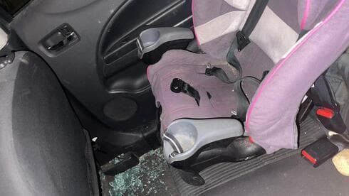 Fragmentos de vidrio tras el ataque con piedras contra un automóvil. 