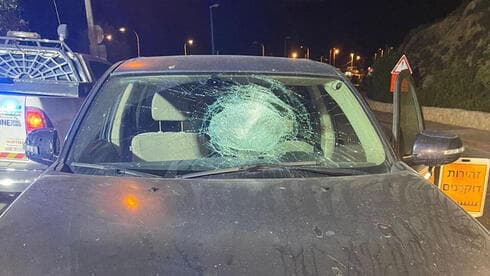 Un automóvil con el parabrisas destrozado por un ataque con piedras. 