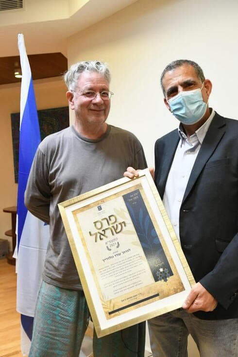 El profesor Oded Goldreich recibe el Premio Israel de manos del parlamentario de Meretz Mossi Raz. (Rafi Kotz) El profesor Oded Goldreich recibe el Premio Israel de manos del parlamentario de Meretz Mossi Raz.