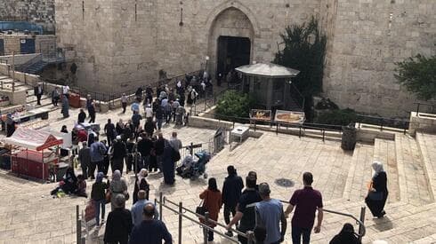 Fieles musulmanes entran en la Ciudad Vieja de Jerusalem de camino a la mezquita de Al Aqsa para las oraciones del Ramadán el pasado viernes. (Gil Yohanan) Fieles musulmanes entran en la Ciudad Vieja de Jerusalem de camino a la mezquita de Al Aqsa para las oraciones del Ramadán el pasado viernes.