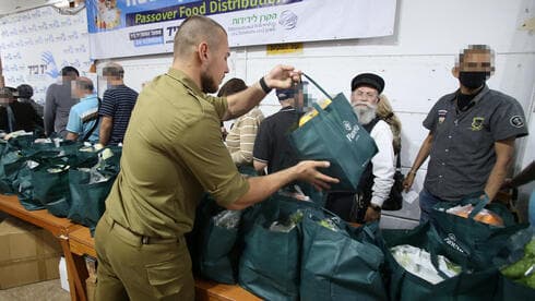 Entrega de paquetes de ayuda en Lod. 