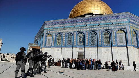 Policías israelíes chocan con manifestantes palestinos en el Monte del Templo. 