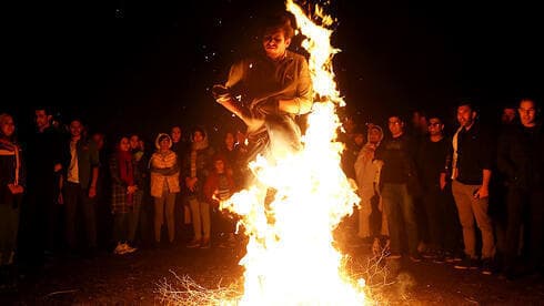 La tradicional ceremonia de salto de fuego durante la celebración del Nowruz, cerca de Teherán, 2019. (AP) La tradicional ceremonia de salto de fuego durante la celebración del Nowruz, cerca de Teherán, 2019.
