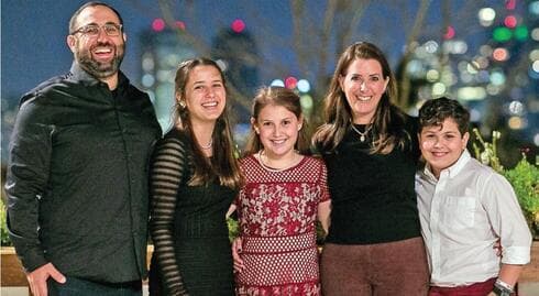 Dan Cohen y su familia en un bat mitzvah en Tel Aviv. 