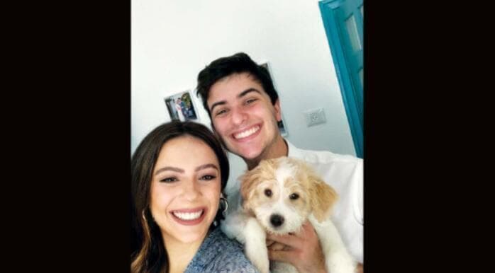 Ariel y Koby Geduld y su cachorro Hazel en Jerusalem. 