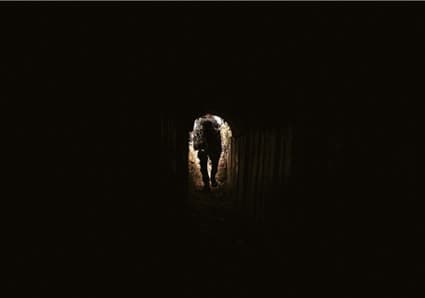 Miembros del grupo militante palestino Yihad Islámica entran en un túnel en la Franja de Gaza, durante una gira de prensa en medio de la escalada de tensiones con Israel. (AFP) Miembros del grupo militante palestino Yihad Islámica entran en un túnel en la Franja de Gaza, durante una gira de prensa en medio de la escalada de tensiones con Israel.