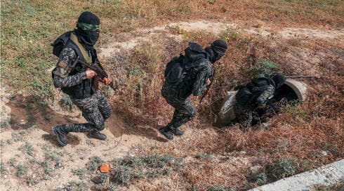 Miembros del grupo militante palestino Yihad Islámica entran en un túnel en la Franja de Gaza, durante una gira de prensa en medio de la escalada de tensiones con Israel. (AFP) Miembros del grupo militante palestino Yihad Islámica entran en un túnel en la Franja de Gaza, durante una gira de prensa en medio de la escalada de tensiones con Israel.