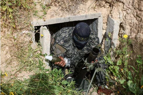 Miembros del grupo militante palestino Yihad Islámica entran en un túnel en la Franja de Gaza, durante una gira de prensa en medio de la escalada de tensiones con Israel. (AFP) Miembros del grupo militante palestino Yihad Islámica entran en un túnel en la Franja de Gaza, durante una gira de prensa en medio de la escalada de tensiones con Israel.