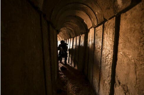 Miembros del grupo militante palestino Yihad Islámica entran en un túnel en la Franja de Gaza, durante una gira de prensa en medio de la escalada de tensiones con Israel. (AFP) Miembros del grupo militante palestino Yihad Islámica entran en un túnel en la Franja de Gaza, durante una gira de prensa en medio de la escalada de tensiones con Israel.