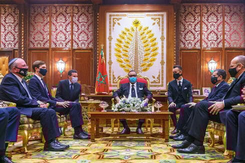 El rey Mohamed VI de Marruecos (C), flanqueado por su hijo el príncipe heredero Moulay Hassan (C R), se reúne con el asesor presidencial estadounidense Jared Kushner (2º L) y el asesor de seguridad nacional israelí Meir Ben Shabbat (L) en el Palacio Real de Rabat, en 2020. (AFP) El rey Mohamed VI de Marruecos (C), flanqueado por su hijo el príncipe heredero Moulay Hassan (C R), se reúne con el asesor presidencial estadounidense Jared Kushner (2º L) y el asesor de seguridad nacional israelí Meir Ben Shabbat (L) en el Palacio Real de Rabat, en 2020.