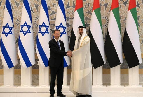 El presidente Isaac Herzog se reúne con el príncipe heredero de Abu Dhabi, el jeque Mohammed bin Zayed al-Nahyan. (GPO) El presidente Isaac Herzog se reúne con el príncipe heredero de Abu Dhabi, el jeque Mohammed bin Zayed al-Nahyan.