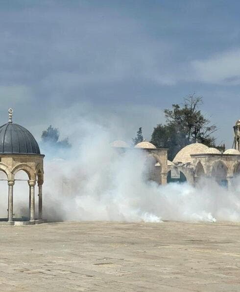 Gas lacrimógeno desplegado por la policía en el recinto de la mezquita de al-Aqsa. (Ynet) Gas lacrimógeno desplegado por la policía en el recinto de la mezquita de al-Aqsa.
