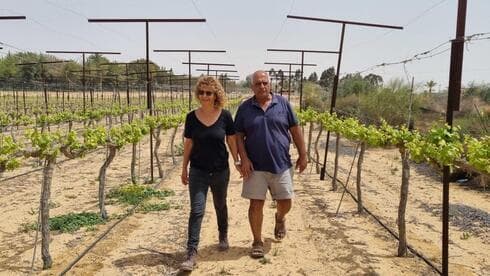 Nira y Alon Zadok, propietarios de la bodega Ramat Negev en la ciudad de Kadesh Barnea, el 11 de abril de 2022.