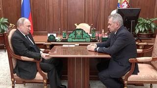 El presidente Vladimir Putin habla con el ministro de Defensa Sergei Shoigu el jueves 21 de abril de 2022, en el Kremlin, en Moscú.